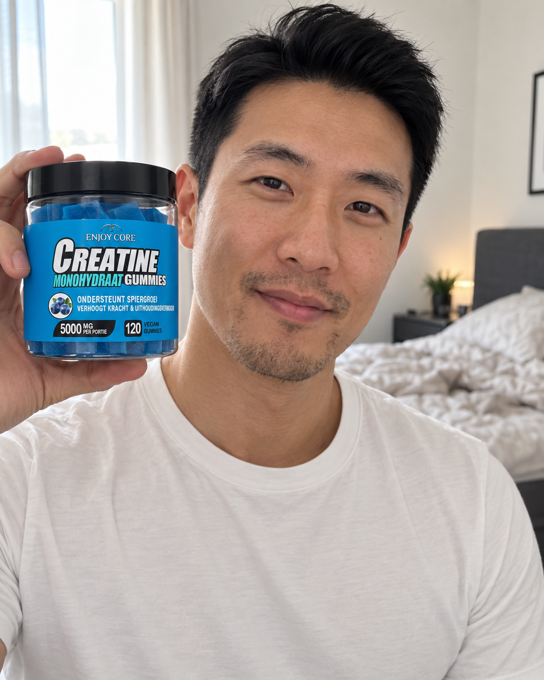 Lee met Enjoy Core Creatine Gummies in zijn hand