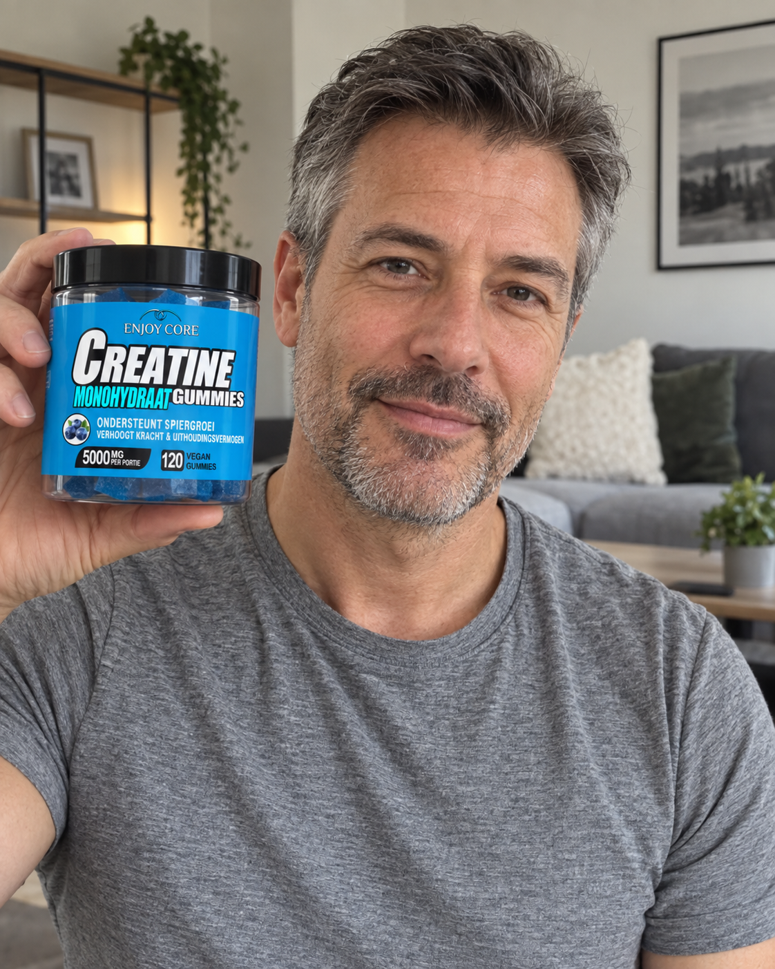 Maxime met Enjoy Core Creatine Gummies in zijn hand