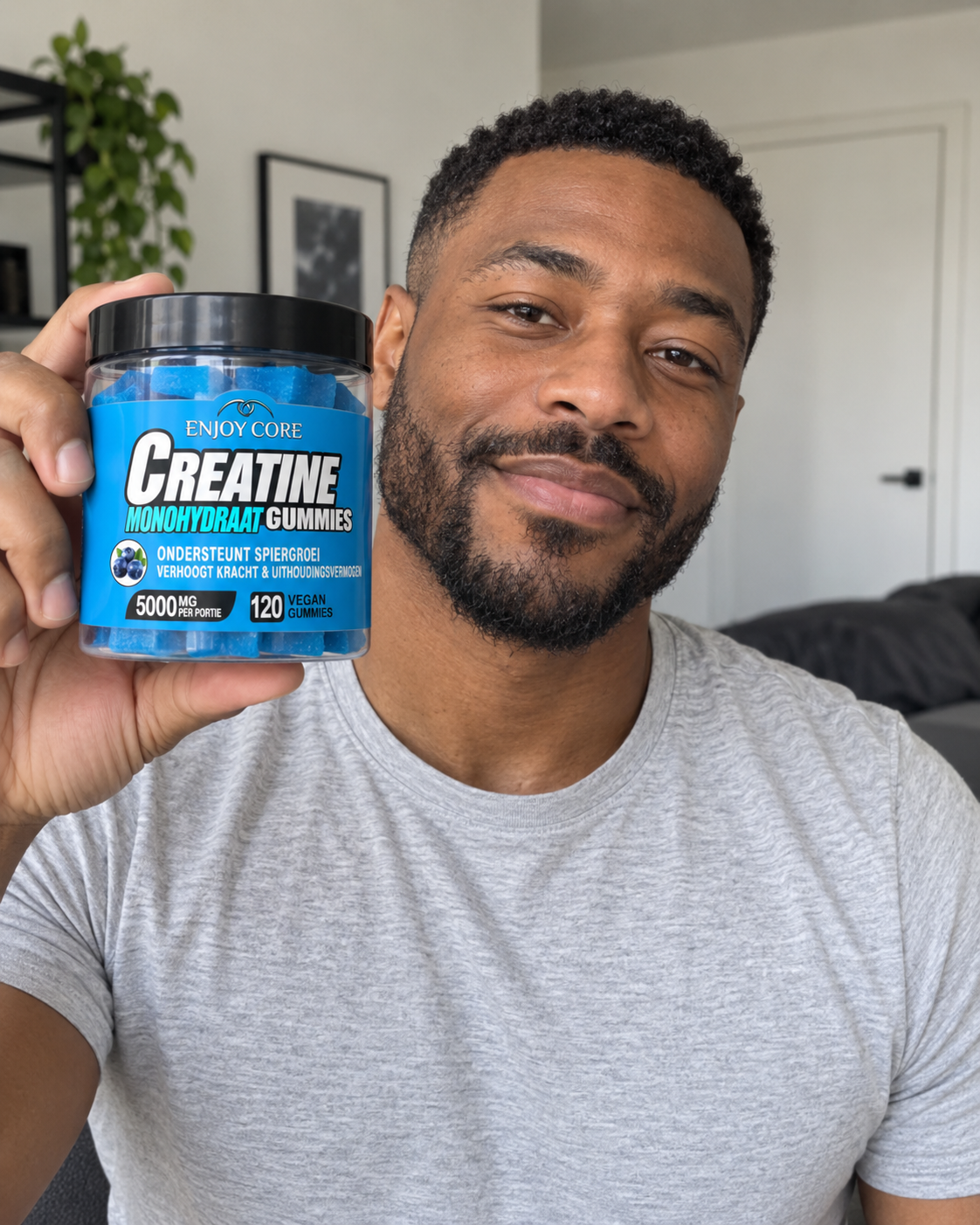 Patrice met Enjoy Core Creatine Gummies in zijn hand
