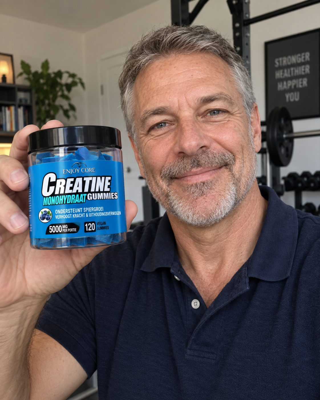 Roger met Enjoy Core Creatine Gummies in zijn hand