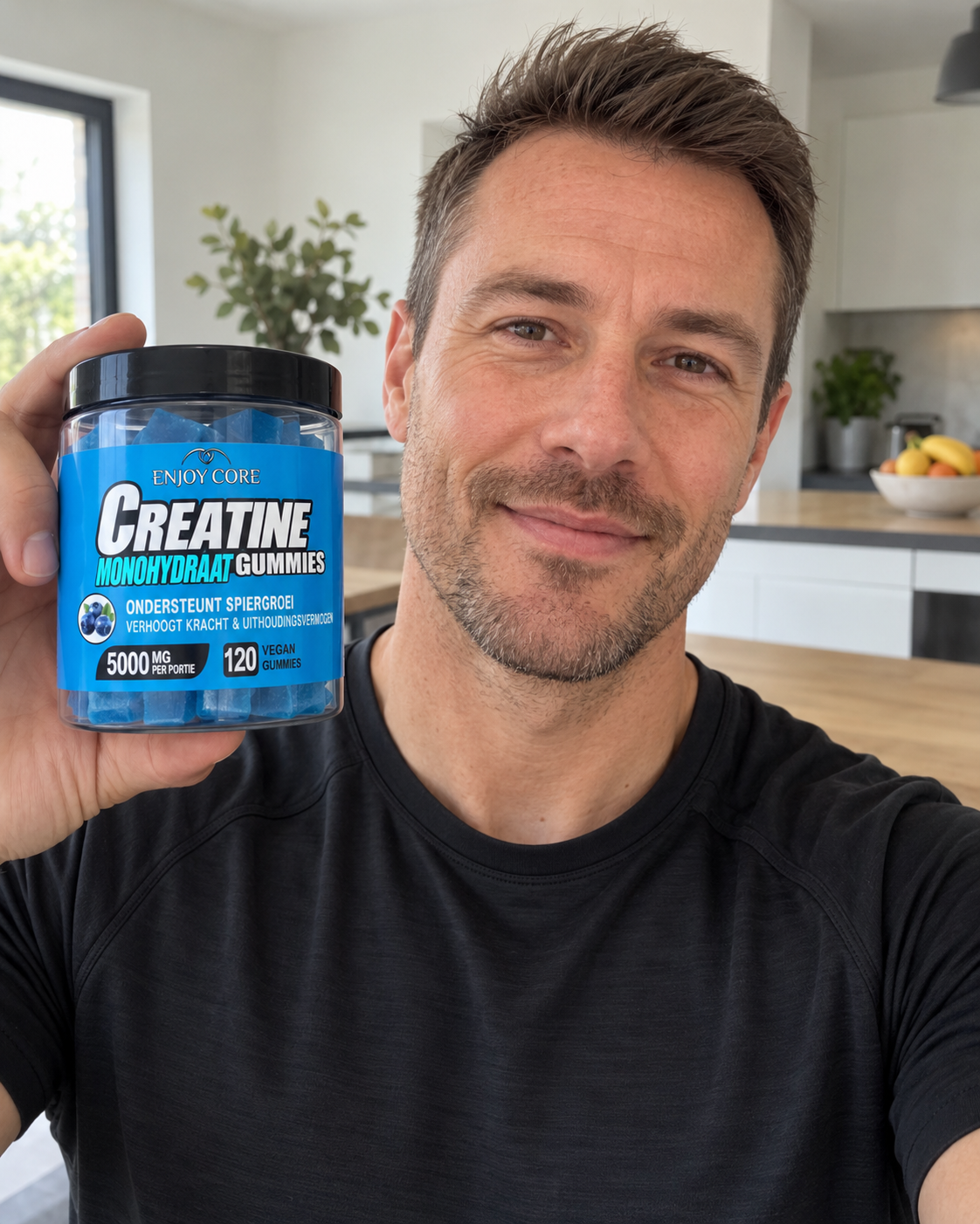 Thomas met Enjoy Core Creatine Gummies in zijn hand